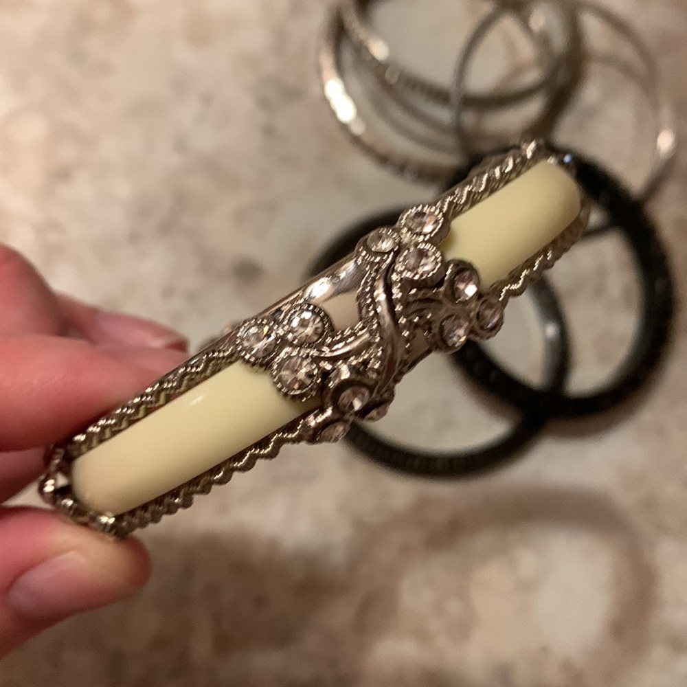 Bracelets - Picture 4 of 8